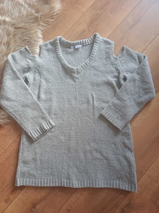 Gruby sweter z wycięciem na ramionach