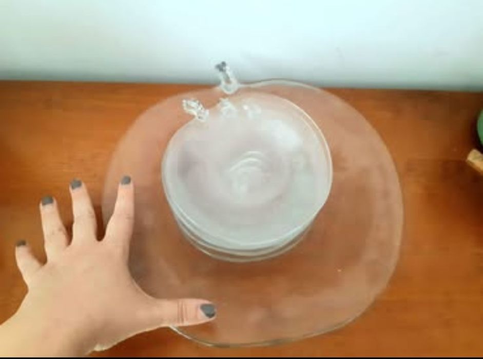 Serviço para bolo em vidro
1 prato grande + 5 de sobremesa
Para desocu
