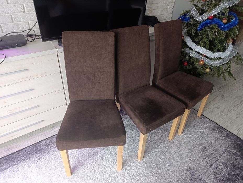 Krzesła z drewnianymi nogami.