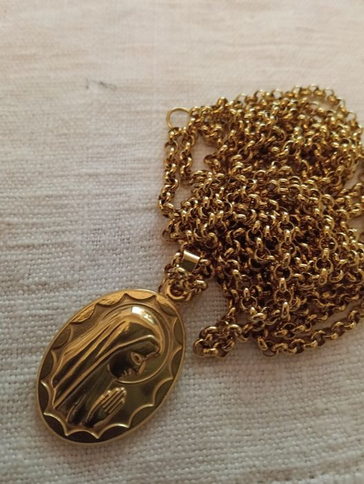 Cordão com medalhão