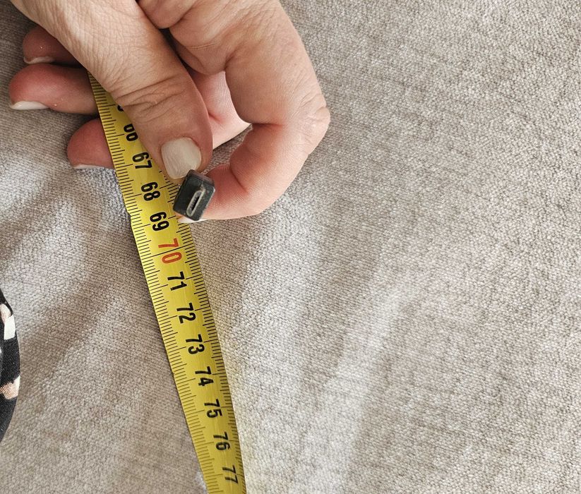 Um carregador e 3 cabos