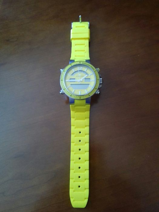 Relógio ( Bracelete amarelo )