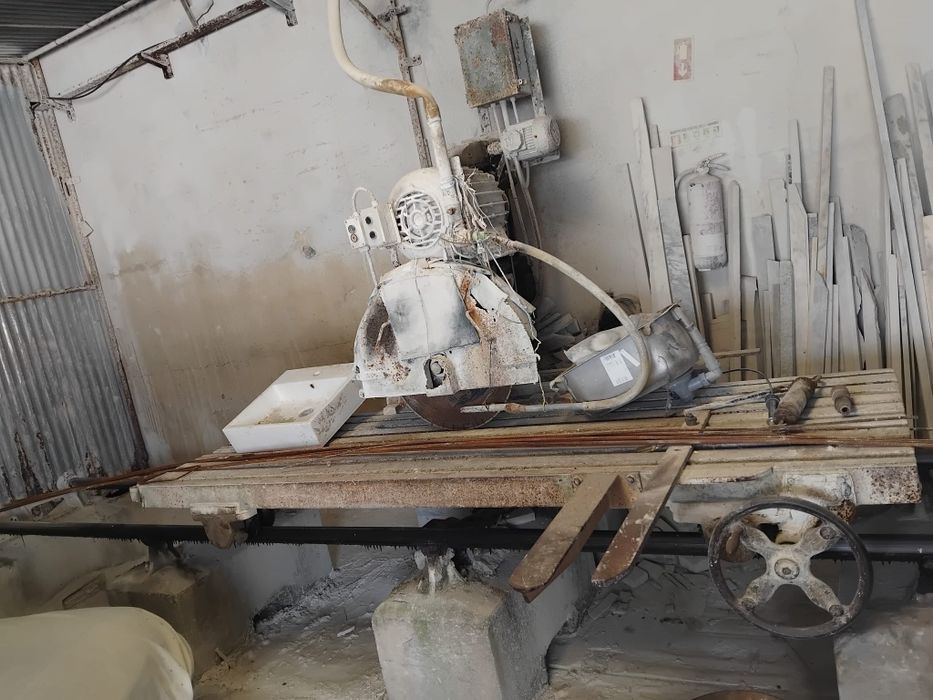 Máquina de cortar pedra e de polir
