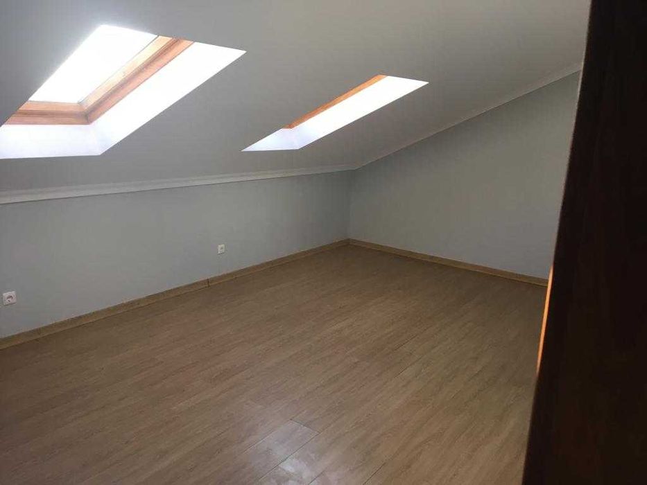 arrenda-se T4+1 duplex - Bustos