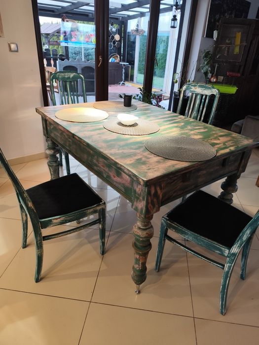 Stół w komplecie z krzeslami