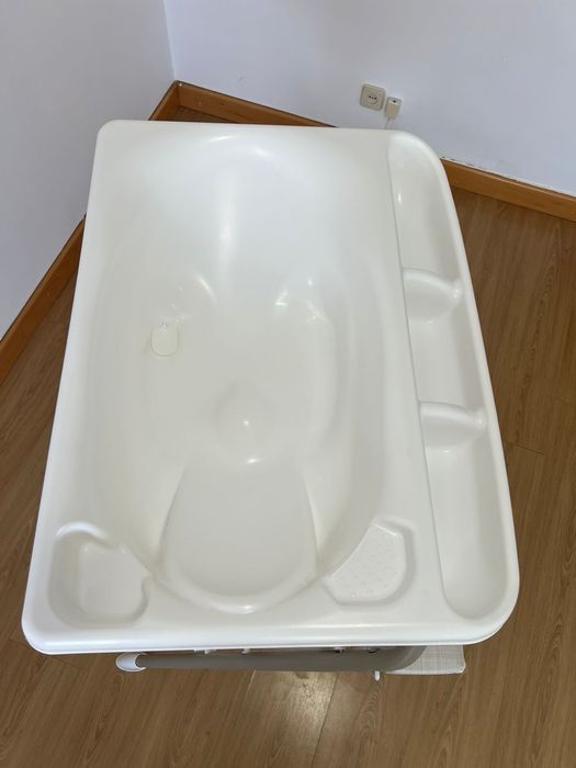 Banheira com trocador de bebé