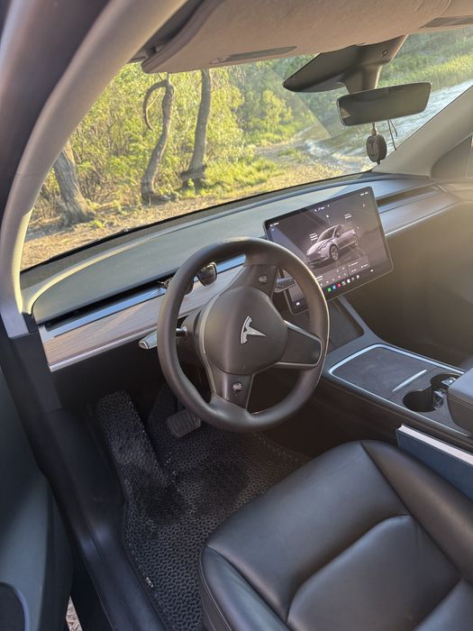 Tesla Model Y  2024