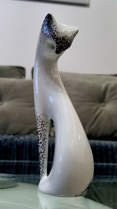 Sygnowana figurka „Siedzący kot” M. Naruszewicz Ćmielów, 1956 r.