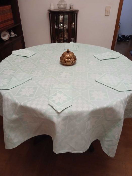 Toalha verde quadrada, com 6 guardanapos