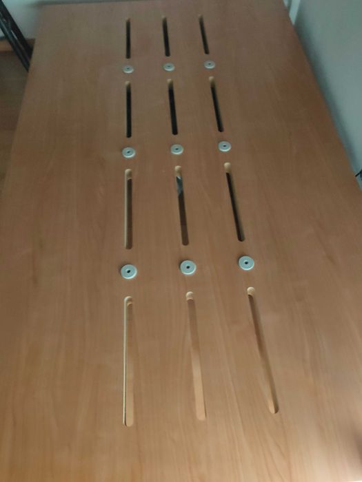 Base cama com rodas em bom estado