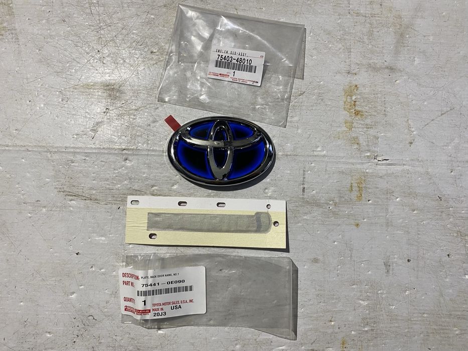 Значок, Надпись ( логотип) Toyota: 1 700 грн. - Наклейки, эмблемы