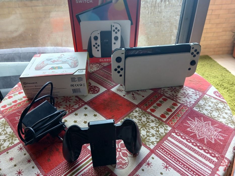 Nintendo switch oled com muitos acessórios e com caixa, o me filho deixou cair na agua e parou de funcionar