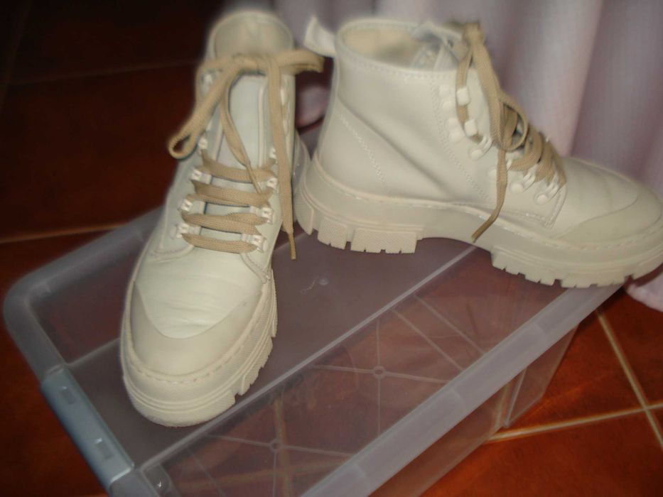 botas bege da Zara