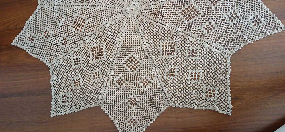 Toalha em crochet redonda (1,50 mt). Feita à mão. Nova.