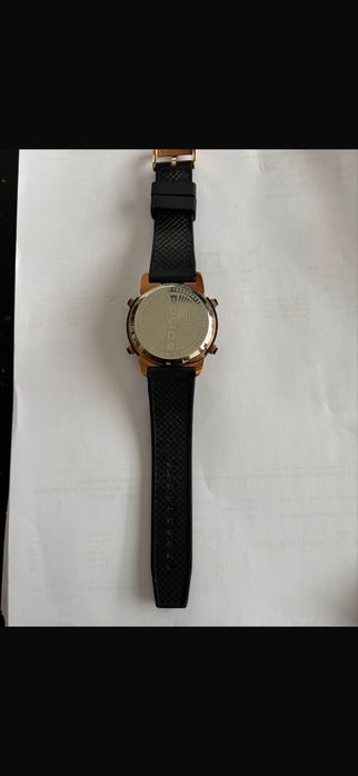 Relogio police dourado e preto