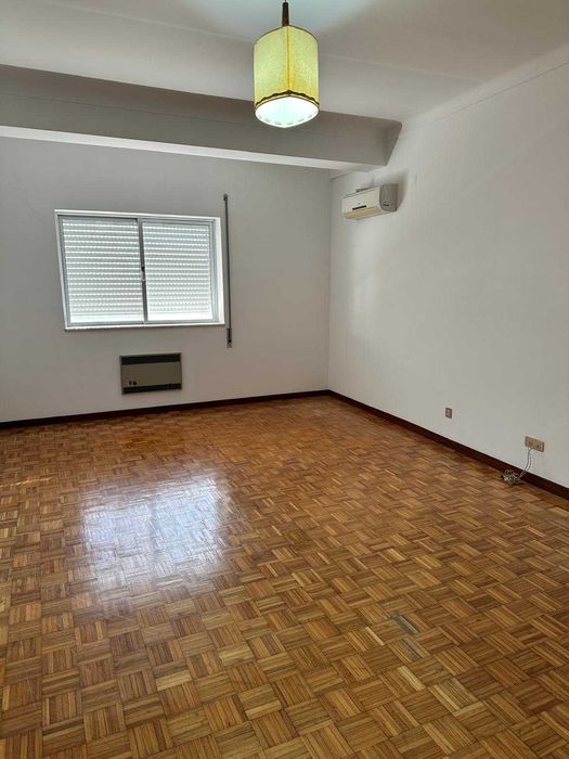 Apartamento T4, no centro de Seia