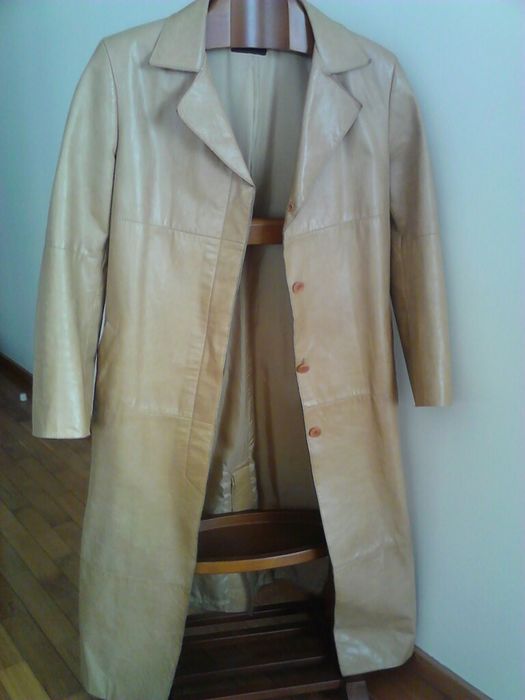 Casaco comprido em pele marca massimo Dutti.