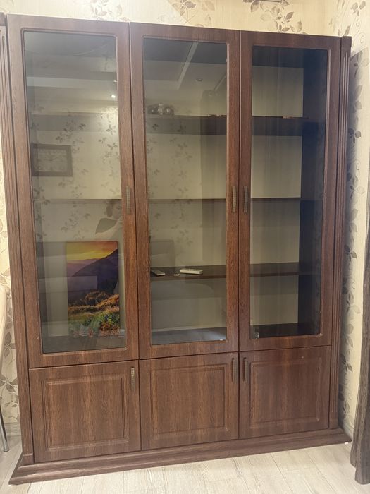 Сучасний сервант для вітальні