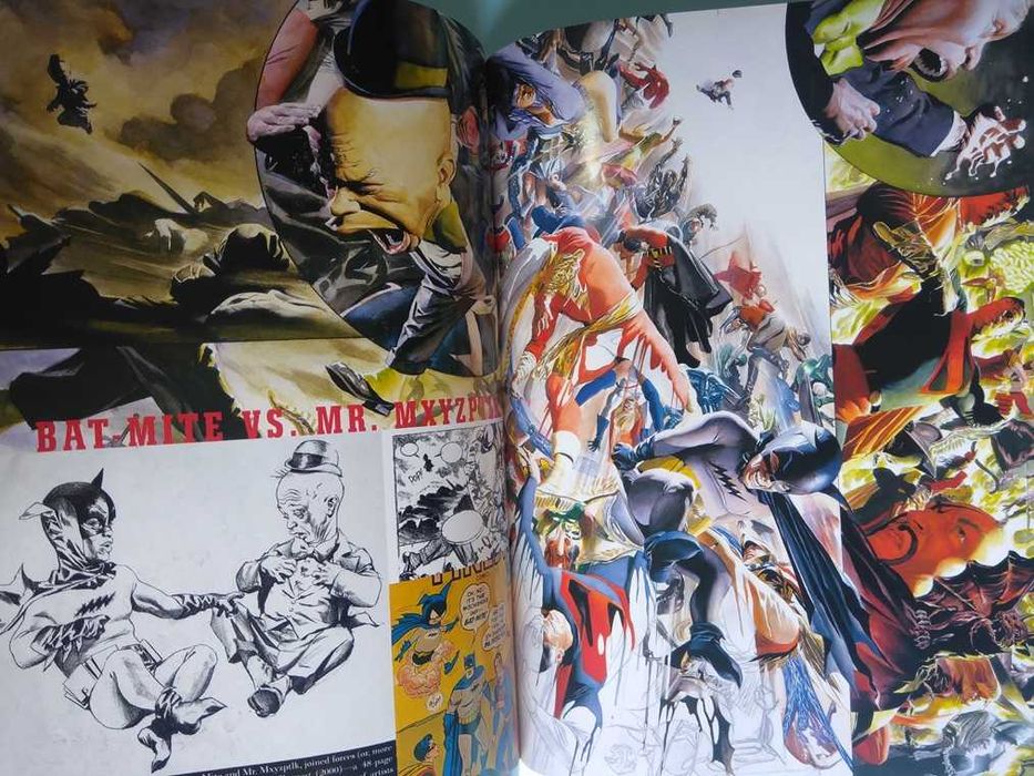 Mythology : The Dc Comics Art Of Alex Ross - 320 páginas, ilustrado.