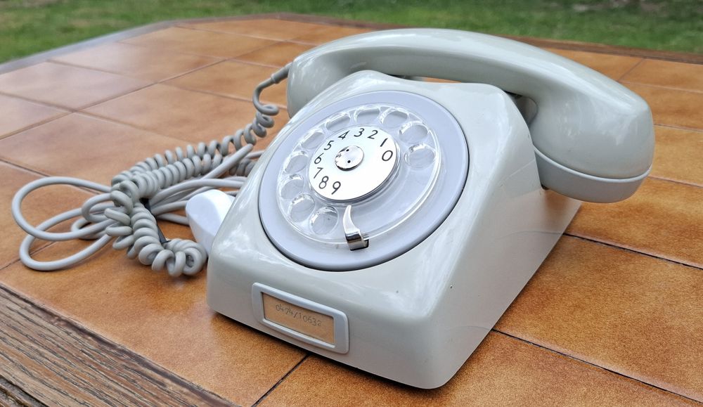 Telefon z tarczą retro zabytek