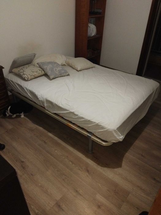 Estrado de casal/cama (140x185 cm) + Colchão (Oferta)