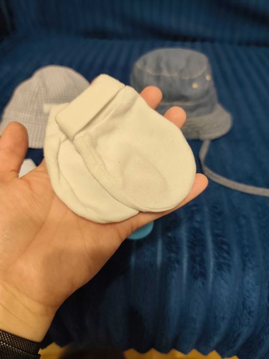 Zestaw 2 czapeczek letnich i 3 par 'niedrapek'