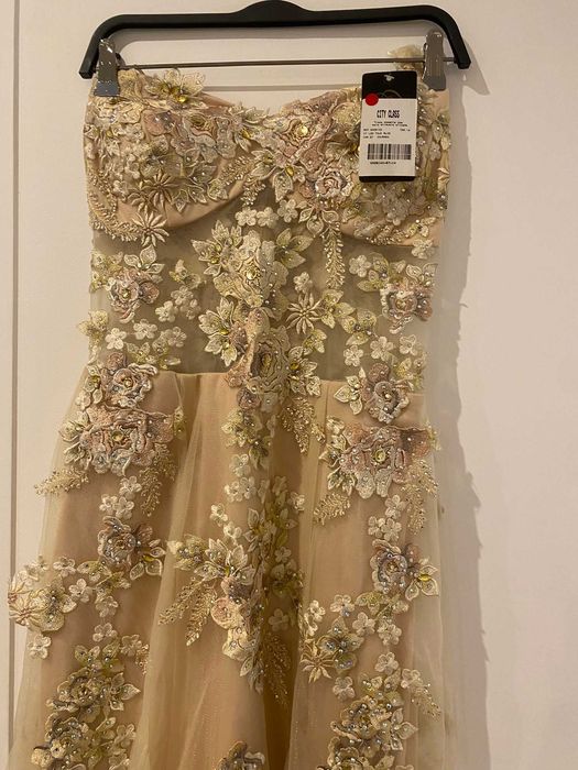 Vende-se vestido longo bordado em tule, nunca usado, tam S/M (36/40)