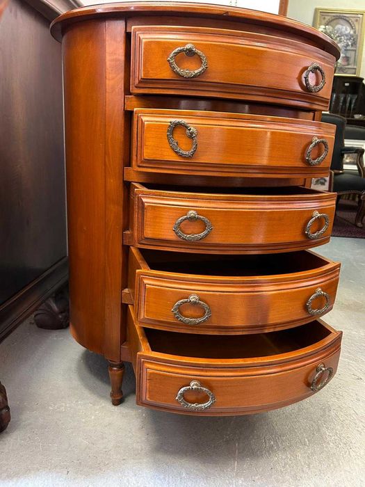 Stylowa owalna komoda z szufladami