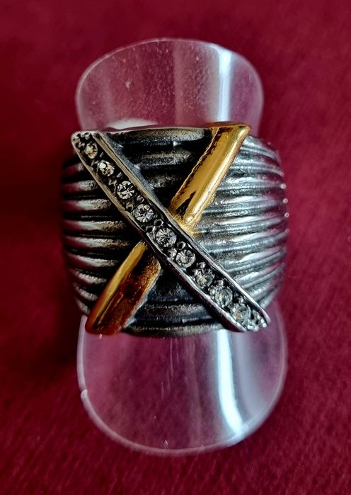 Anel prateado, em aço, com X dourado e com zirconias. T17/18