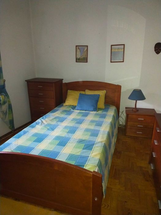 Mobília de quarto de solteiro, madeira maciça e ótimo estado