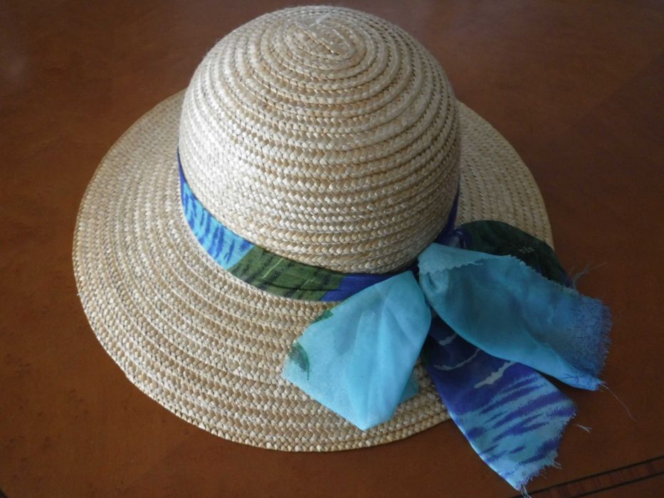 Chapéu de palha com fita azul