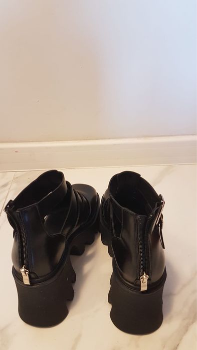 Czarne buty na koturnie