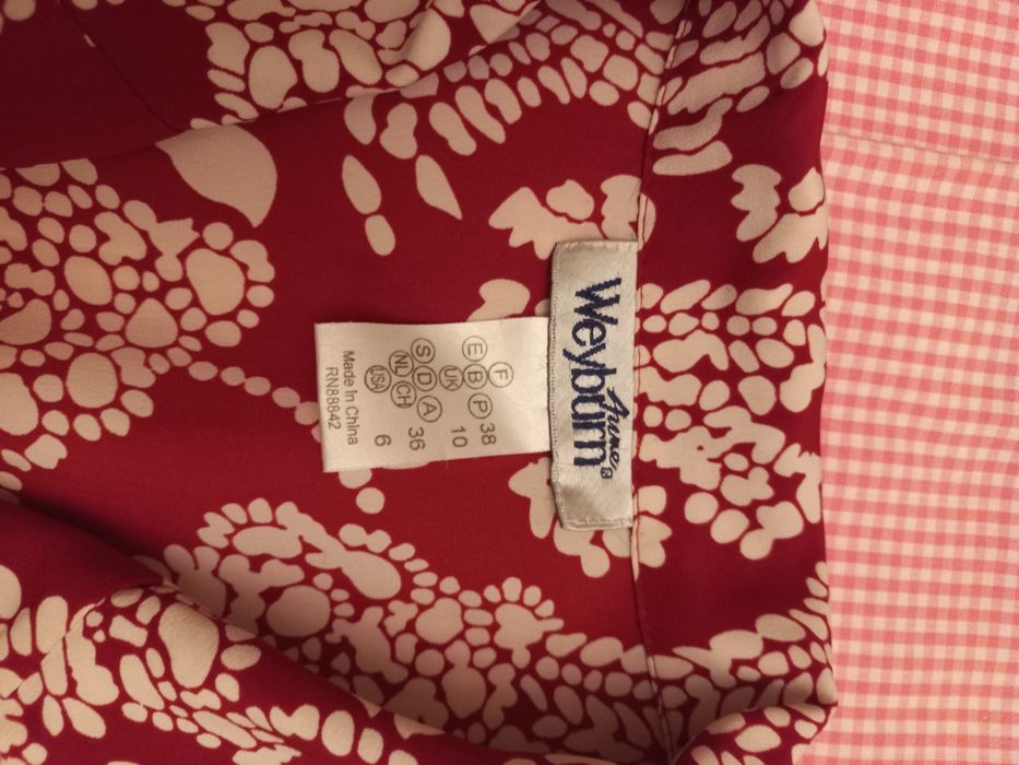 Camisa de manga curta vermelha e branca
