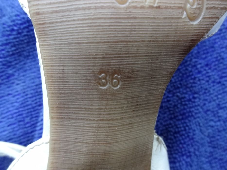 шкіряні босоніжки mustang