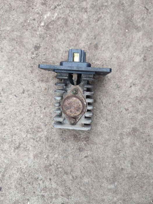 Продам резистор печки на hyundai santa fe 1