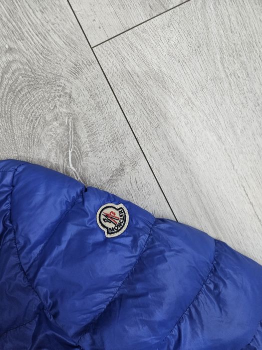 Moncler kurtka pikowana puchowa bomberka logo