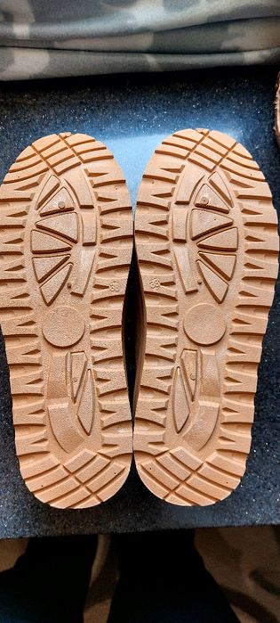 Продам уггі  нові