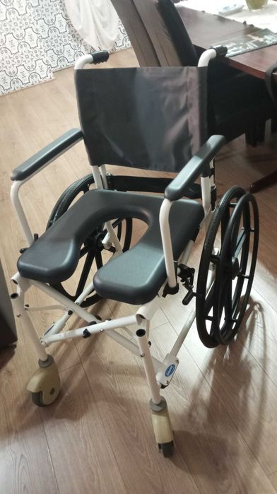 Cadeira de banho com rodas