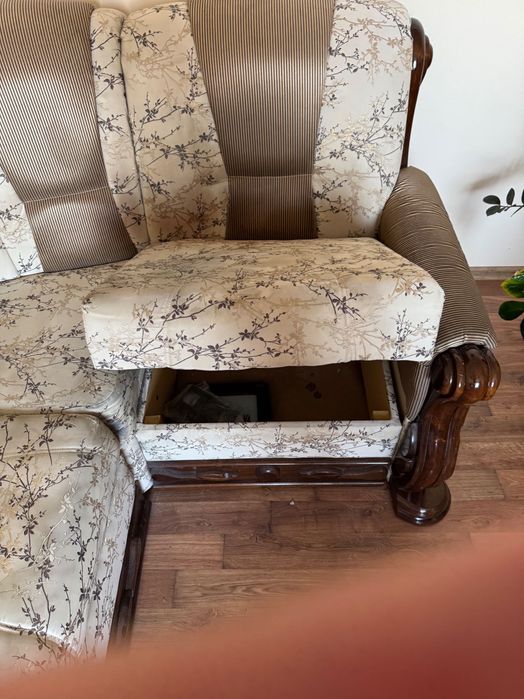 Кутовий двомісний диван у вітальню