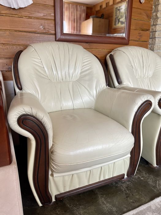 Бежевий шкіряний комплект мягкої частини диван і два крісла