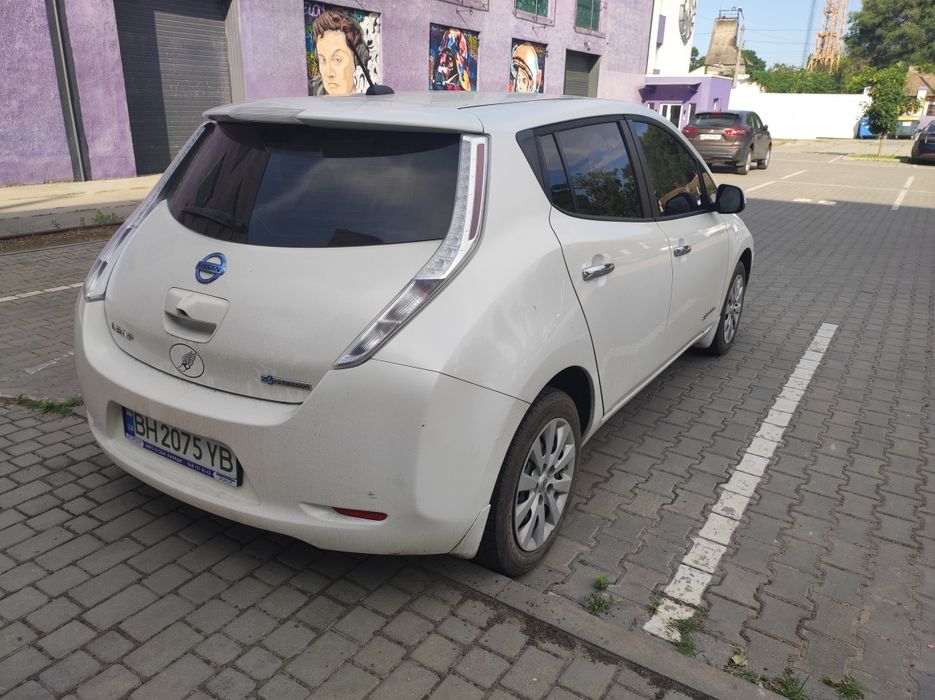 Nissan leaf 15 року