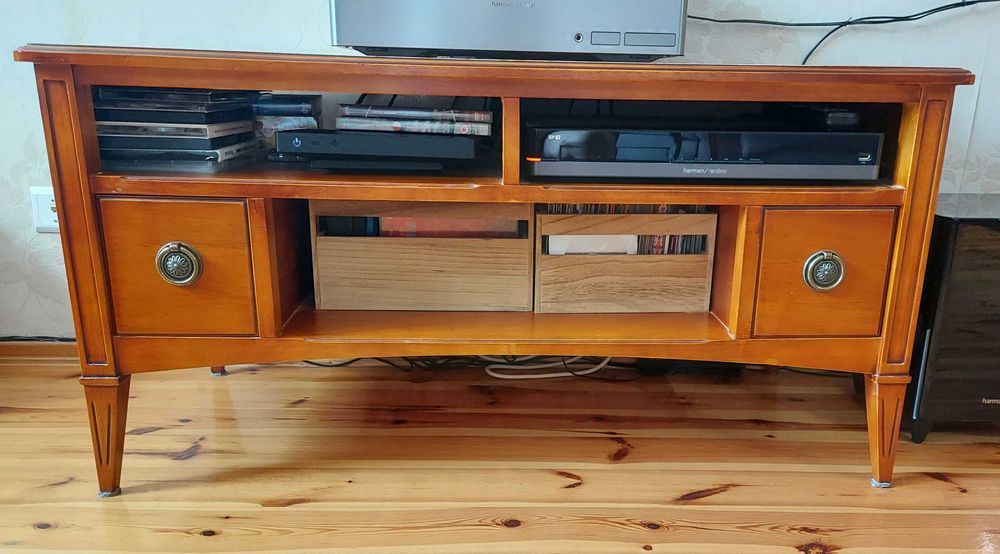 Szafka RTV z litego drewna w kolorze dzikiej czereśni