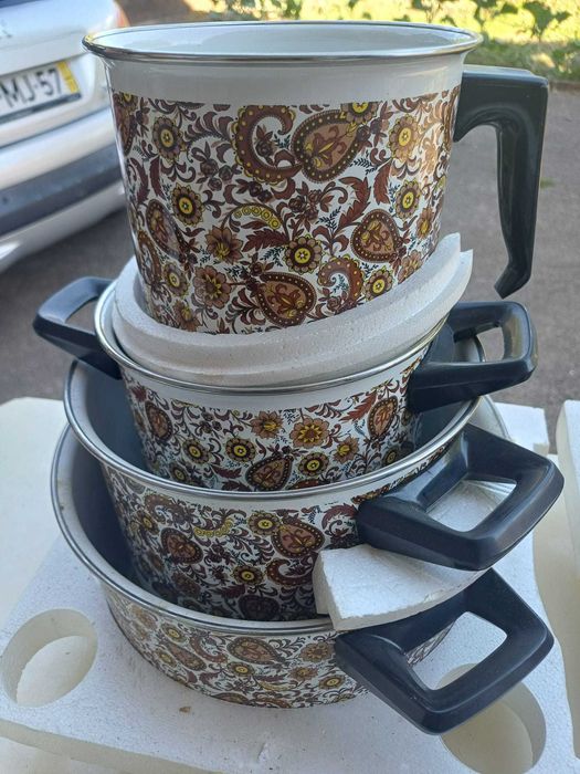 Conjunto de panelas e tachos, de 9 peças, em esmalte Vintage, ainda embalados