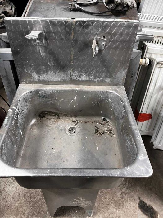Zlew przemysłowy ze stali nierdzewnej – solidny, na stojaku