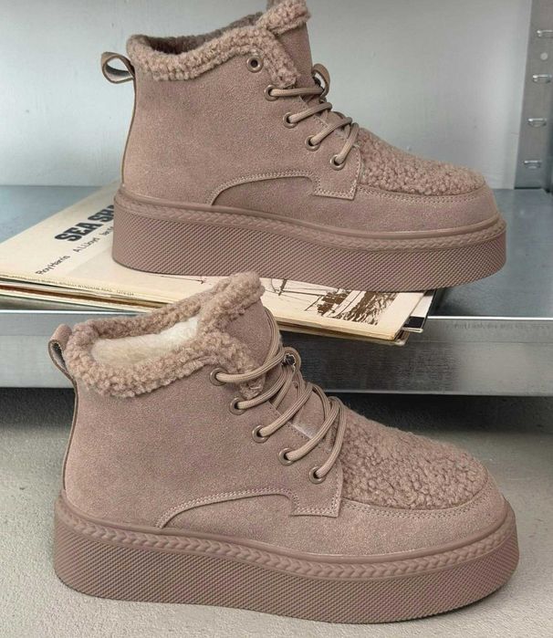 Женские зимние замшевые ботинки кроссовки на меху бежевые