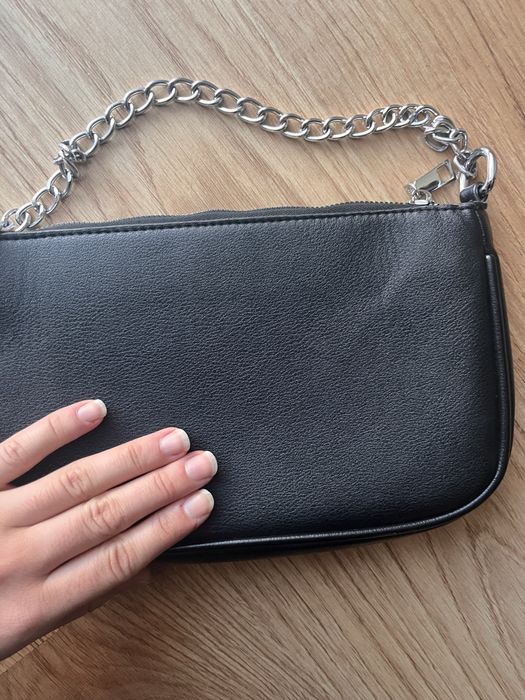 Чорна сумка маленька на ремінці