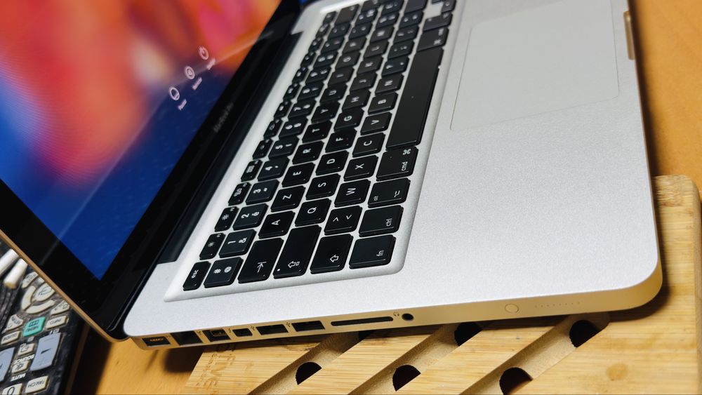 Macbook  pro 13.  8g512
