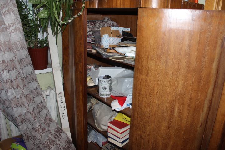 Продам Мебель. Шкаф Антикварный до военный.