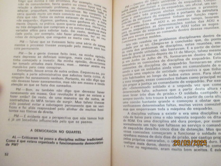 Livro - A revolução num regimento - A polícia militar em 1975