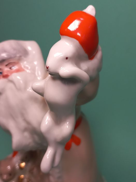 Статуэтка фарфоровая .